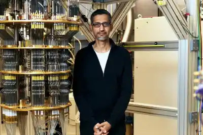 Sundar Pichai, CEO de Google y Alphabet, posa frente a un refrigerador de dilución. En la parte inferior de este sistema, ubicado en el Campus de Computación Cuántica de Santa Bárbara, California