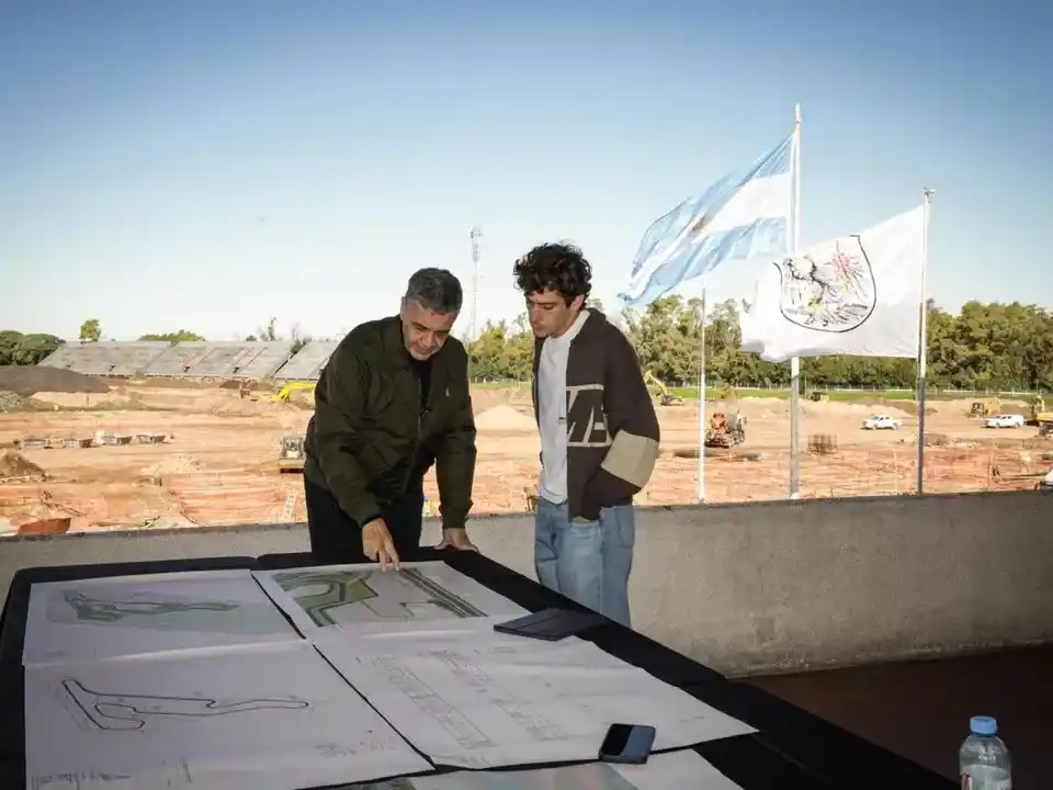 Jorge Macri y Franco Colapinto en las obras del autódromo Oscar y Juan Gálvez. Foto: Prensa GCBA).