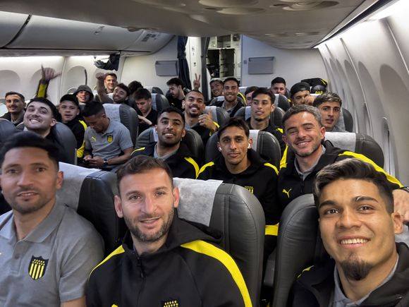 Aerolíneas Argentinas vs. Peñarol: la empresa critica el comportamiento de jugadores a bordo
