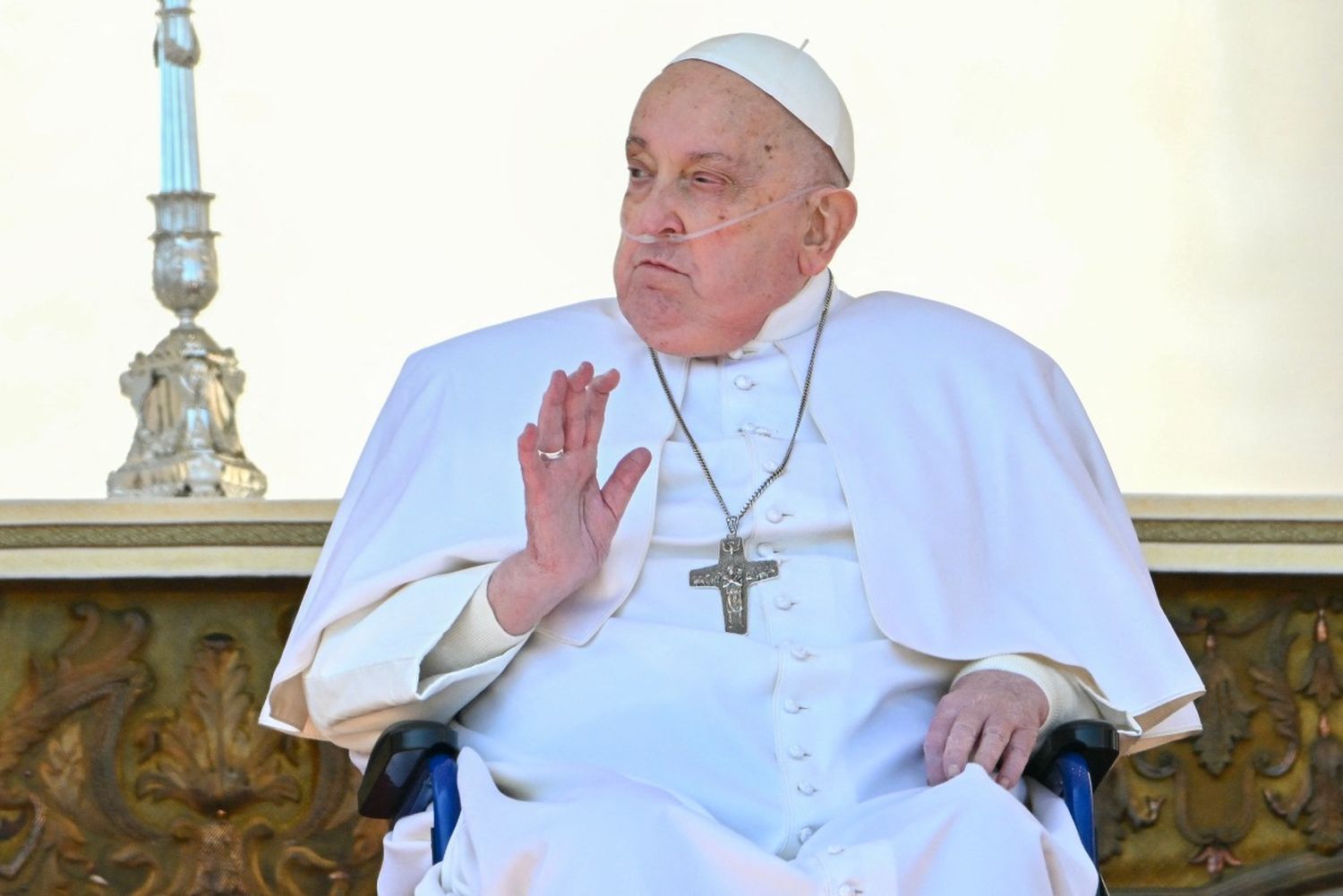 ¡REAPARICIÓN SORPRESA! El Papa, en recuperación, saluda a los fieles en la Plaza de San Pedro (+Video)