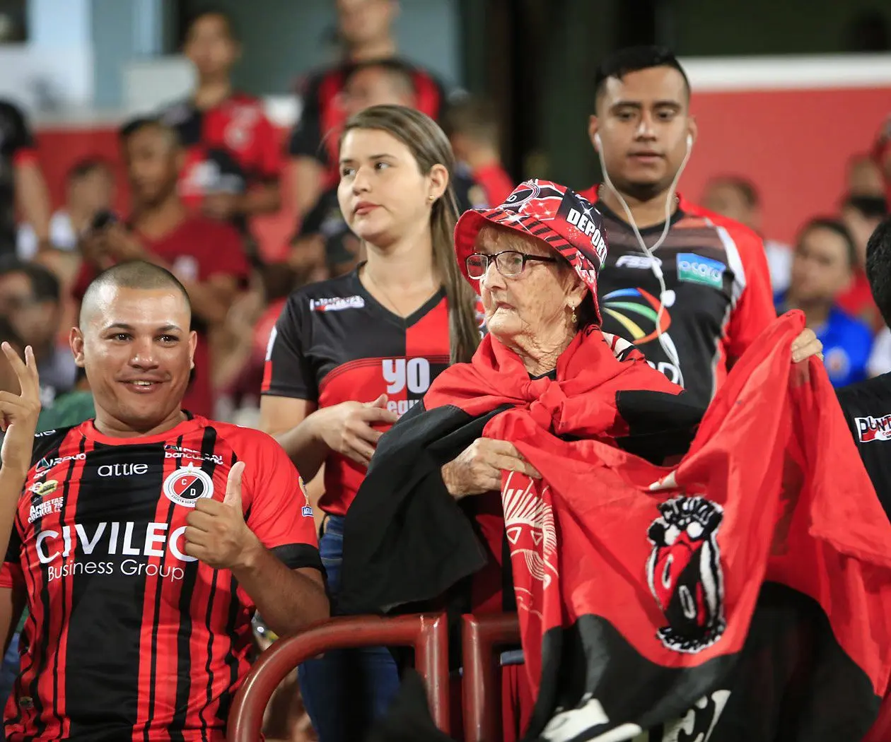 ¡VOLVIÓ! Hinchas del Deportivo Cúcuta celebran estar en segunda división (+ video)
