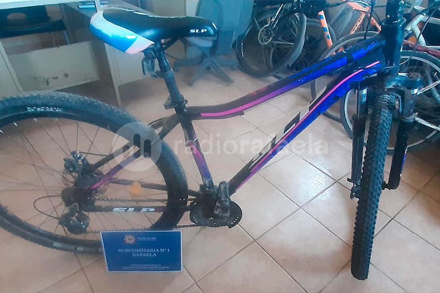 Un “conocido en el barrio” le robó la bicicleta, la usó y la abandonó frente a otra casa