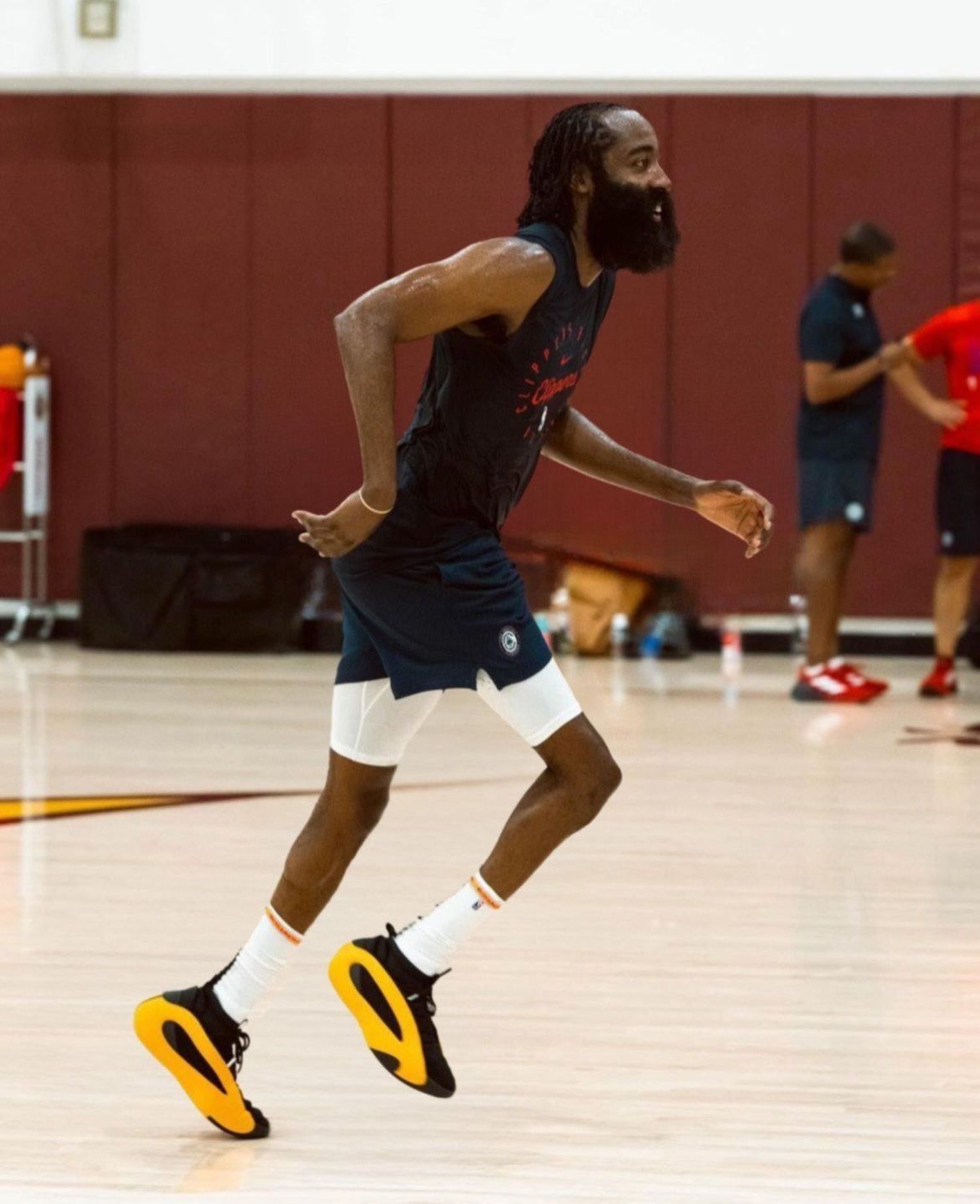 James Harden se entrena para la NBA… ¿tan flaco como Wembanyama?