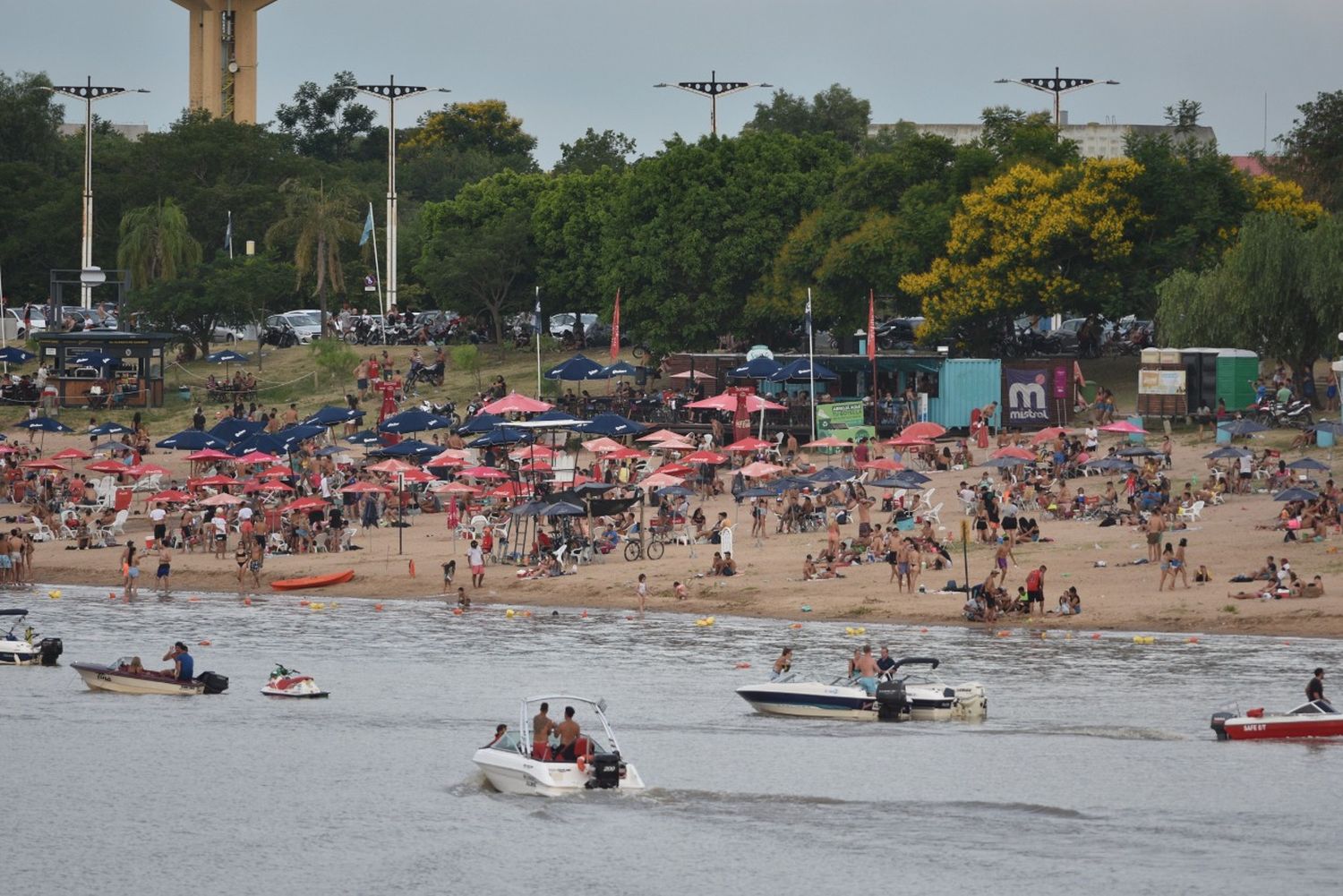 Las playas de la capital santafesina están colapsadas