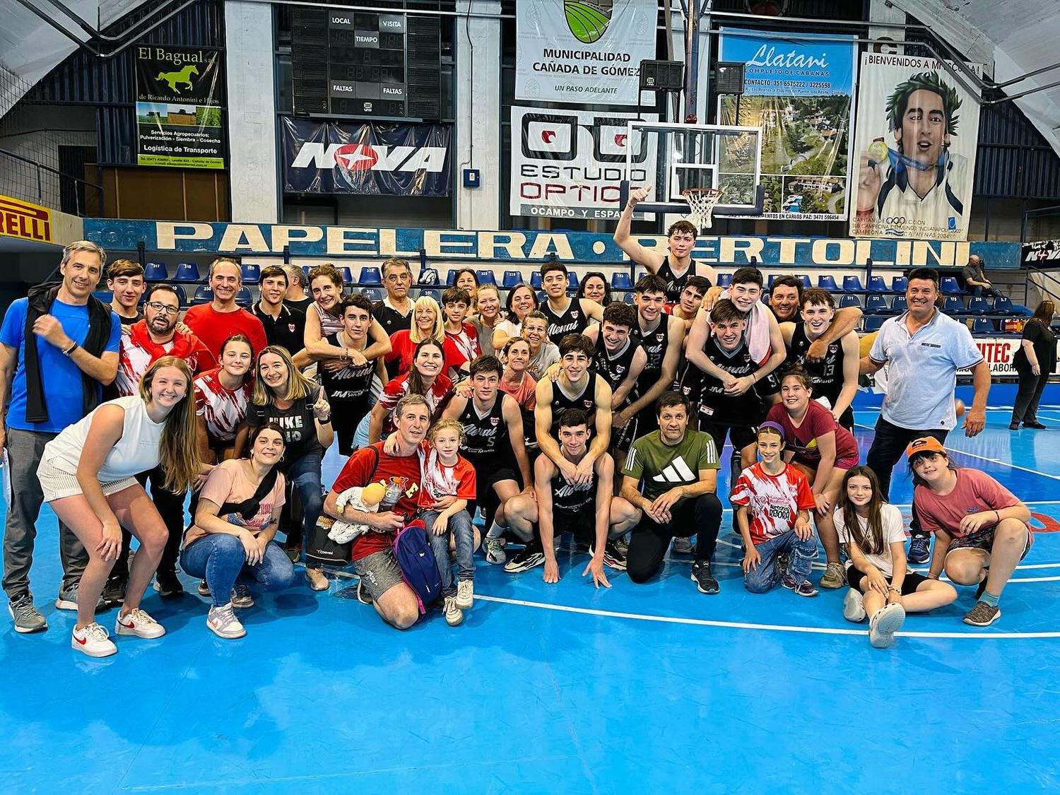 La familia del "Depo" festejando el objetivo de jugar una nueva final.