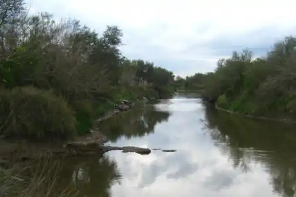 Desesperada búsqueda de un joven que cayó en las aguas del arroyo Cululú