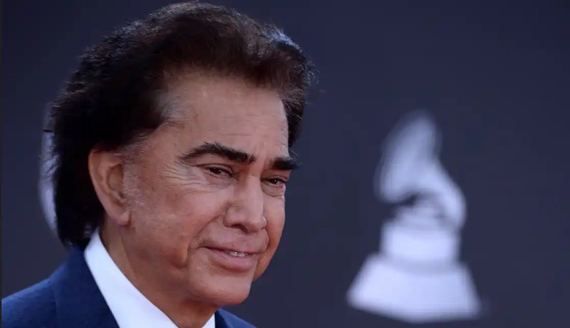 ¡El Puma canta en vivo con el cierre de su pantalón abierto! (+Video)