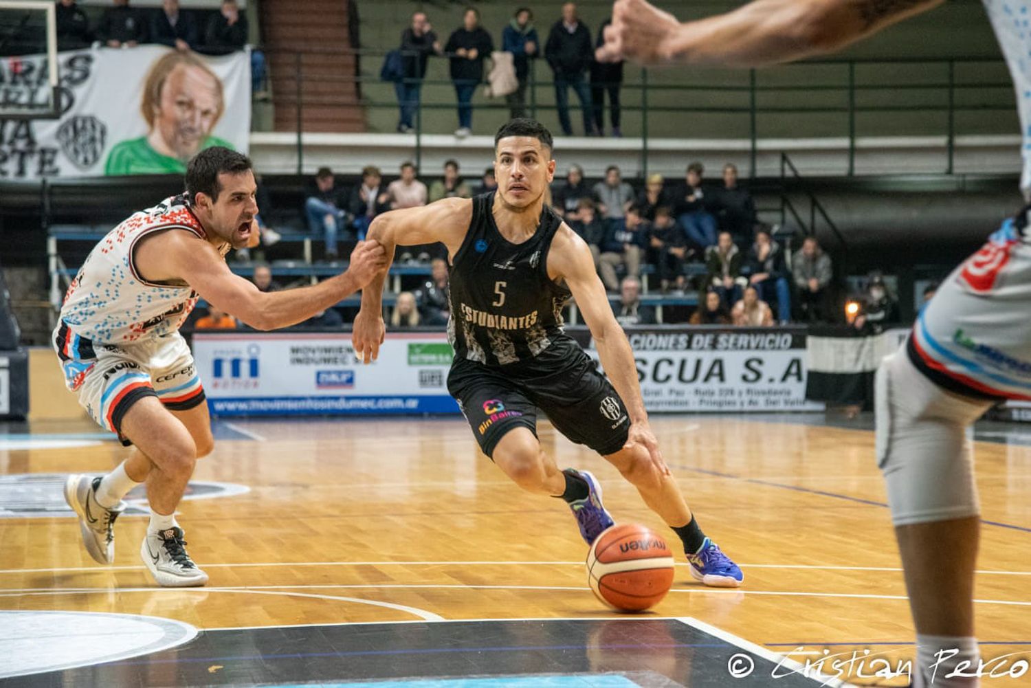 Estudiantes se aleja de la Liga Argentina. (Foto Cristian Perco).