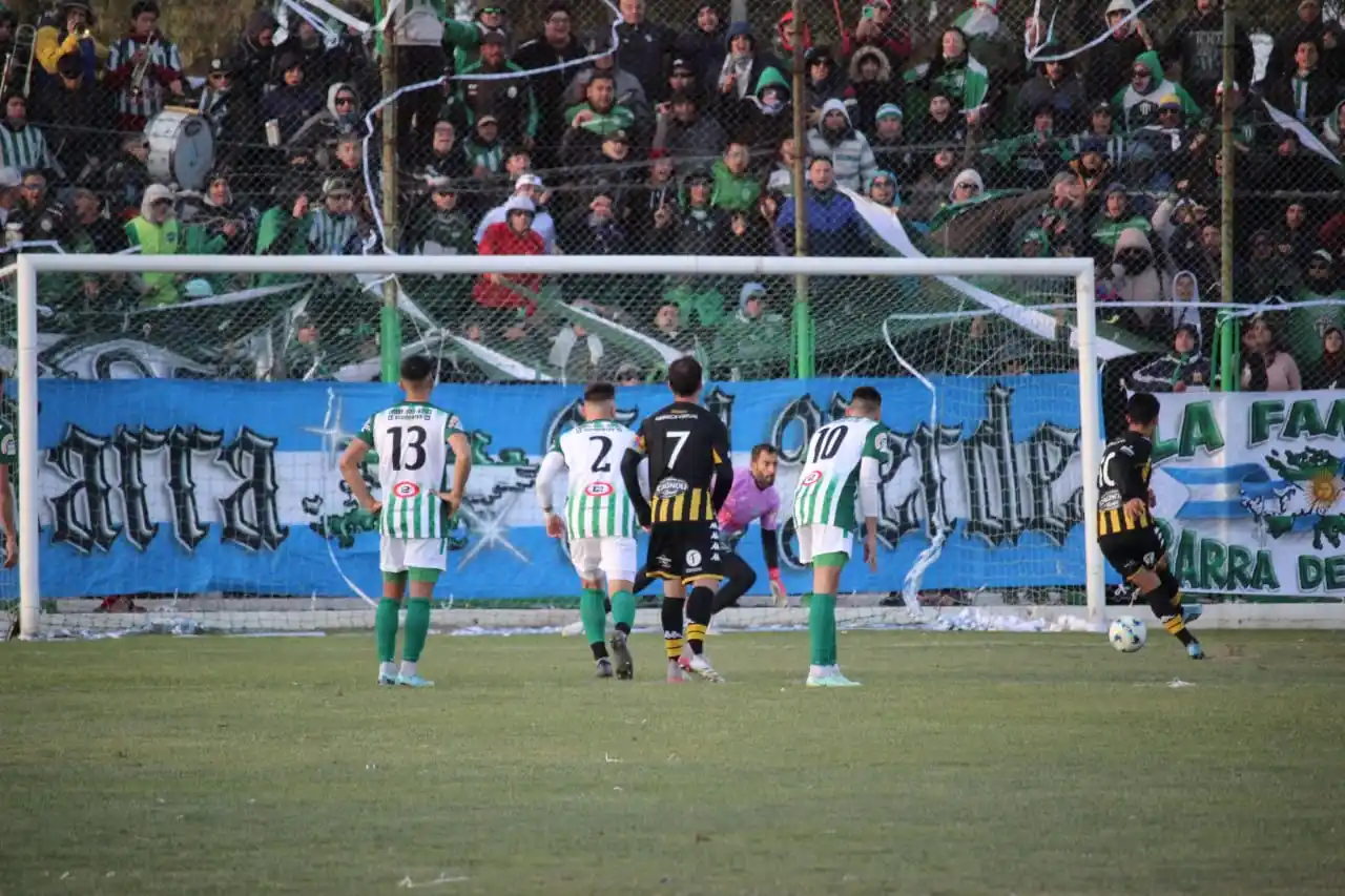 FOTO ÁNGEL ROBLEDO Marín engaña a López para el gol de penal.