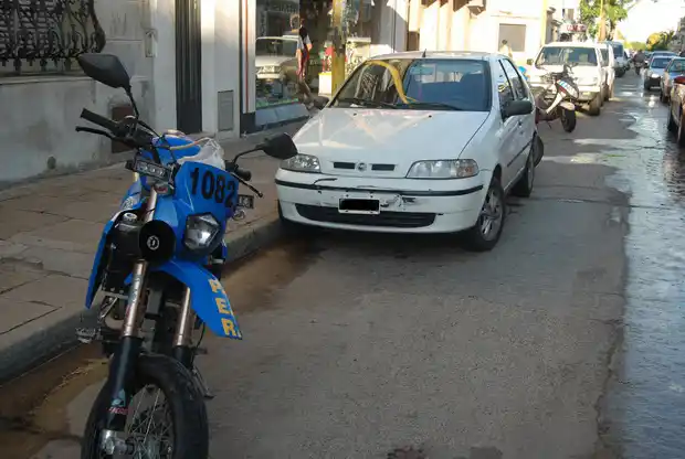 Chocaron a un policía y se dieron a la fuga