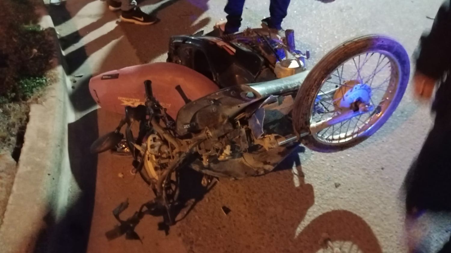 Una de las motos involucrada en un choque