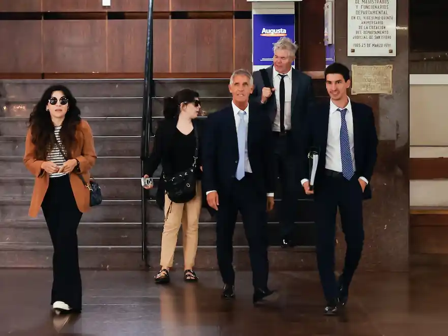 Gianinna y Dalma Maradona saliendo de la audiencia del jueves junto a su abogado, Fernando Burlando.Foto:TN