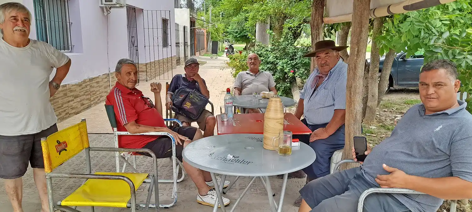 Miguel, con algunos de sus clientes ( 2023)