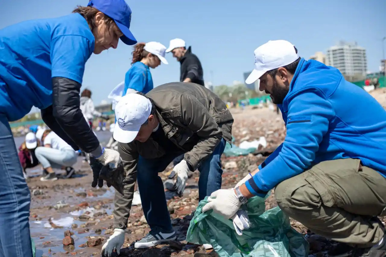 Vicente López: Limpian orilla del Río de la Plata por el Día Internacional de la Limpieza de Playas