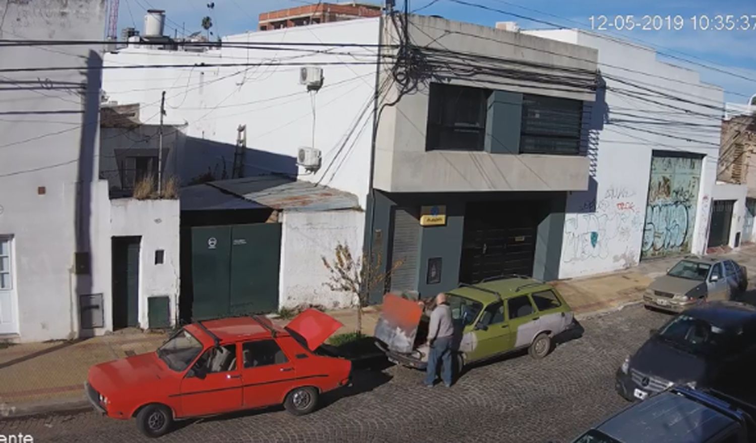 La persona que robó neumáticos en la Terminal ahora sustrajo una batería de un auto
