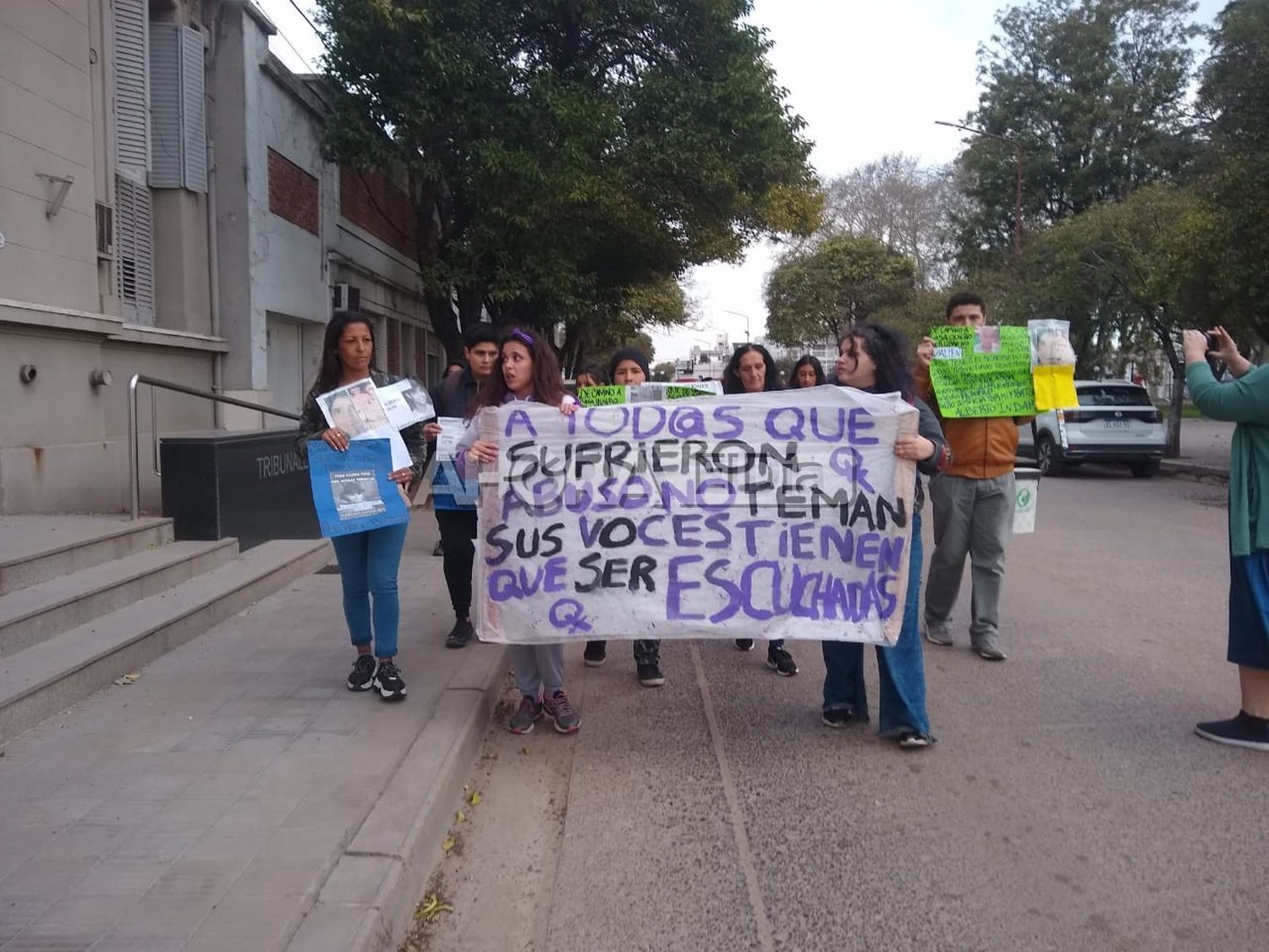Víctimas de abusos sexuales en la infancia marcharon a los Tribunales de Gualeguaychú