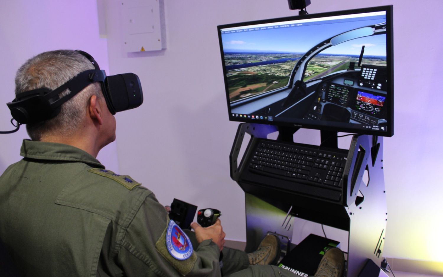 Simuladores de Realidad Virtual para los pilotos de la Fuerza Aeroespacial Colombiana