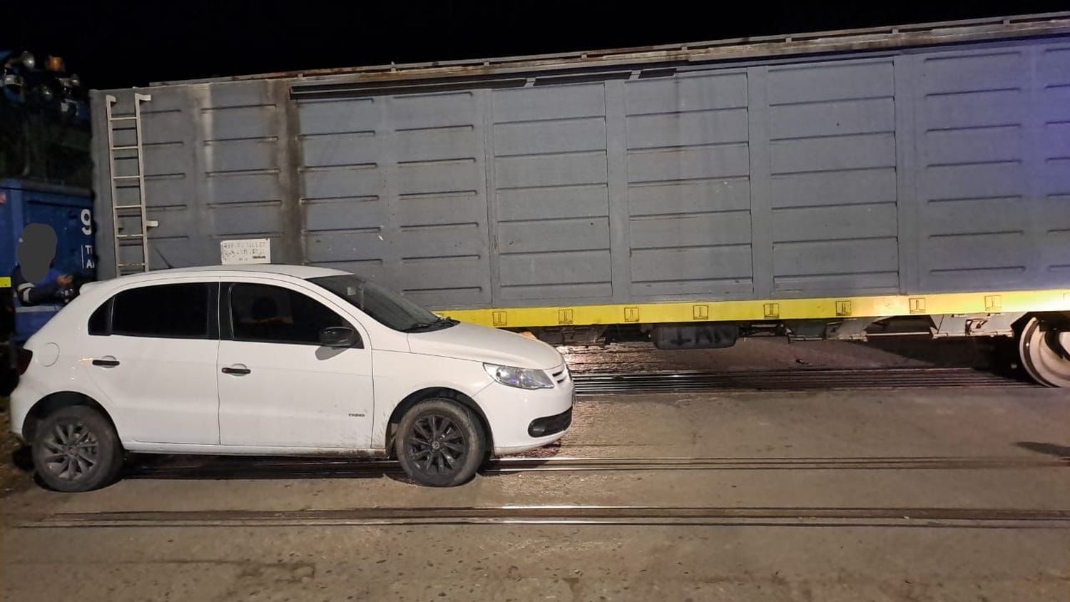 Un conductor resultó ileso tras haber sido embestido por el tren