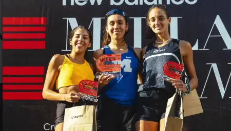 La marplatense Micaela Levaggi en lo más alto del podio de la Milla Urbana.