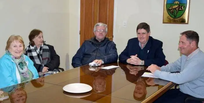 El intendente Gargaglione entregó un subsidio a la parroquia San Cayetano
