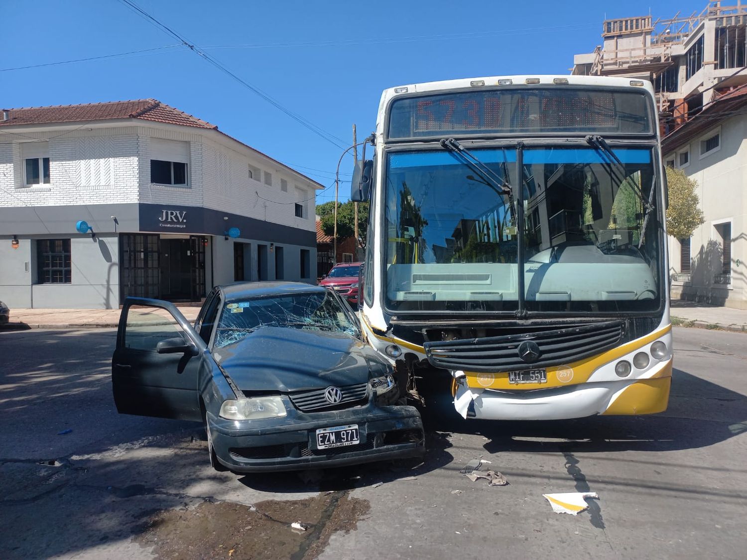 Otra vez los colectivos: una conductora hospitalizada tras un choque