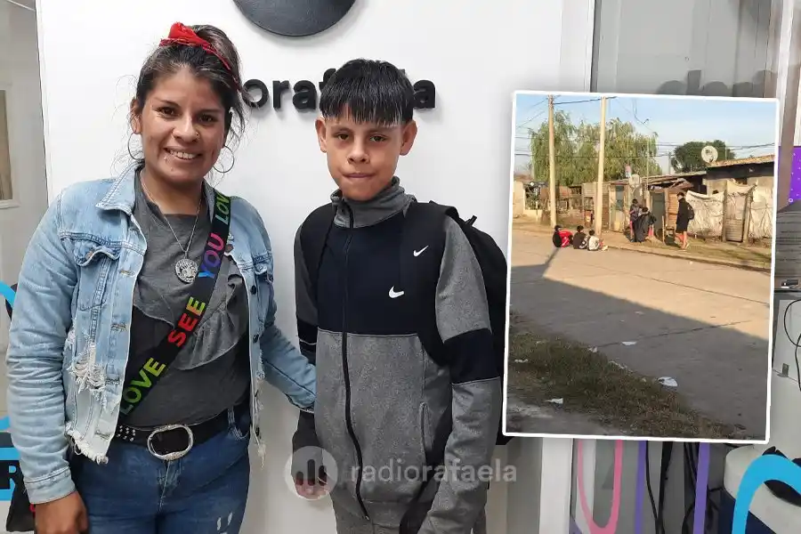 Tiago, el niño que se hizo famoso por cortarle el pelo a sus amigos en la calle, sigue camino por sus sueños