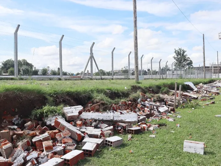 La tormenta derribó el muro perimetral del Club Defensores de Nébel