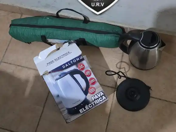 Listo para salir de camping: lo atraparon paseando por la ciudad con una carpa