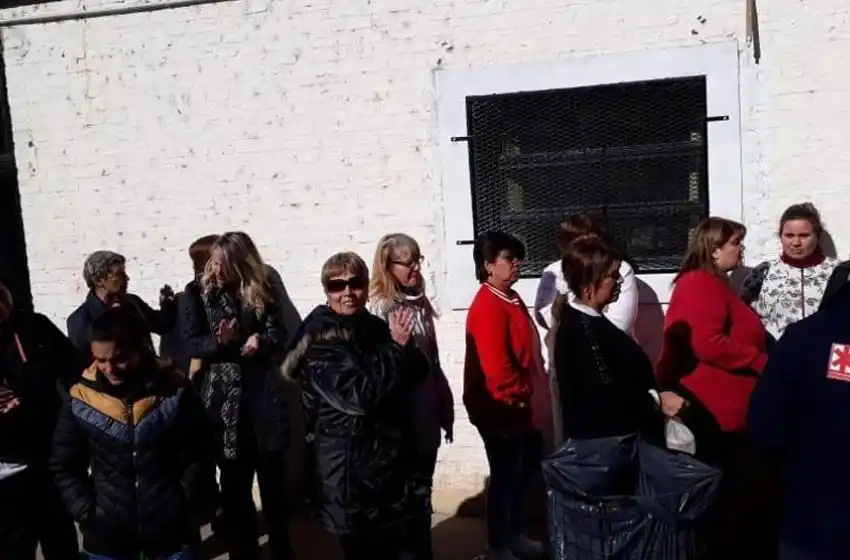 Más de 100 trabajadores del Hospital Gamen reclaman a la provincia por atraso de pagos y precarización laboral