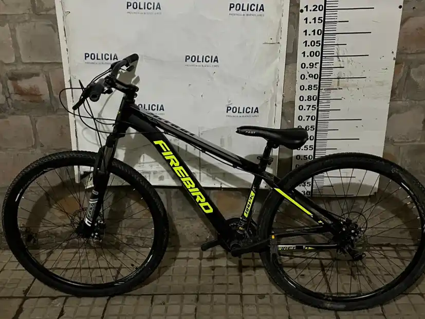 La policía investiga en procura de dar con el dueño del vehículo.