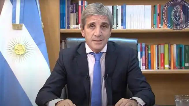 Caputo informó que el gobierno volvió a lograr el superávit financiero