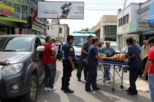 Motociclista terminó contra una columna