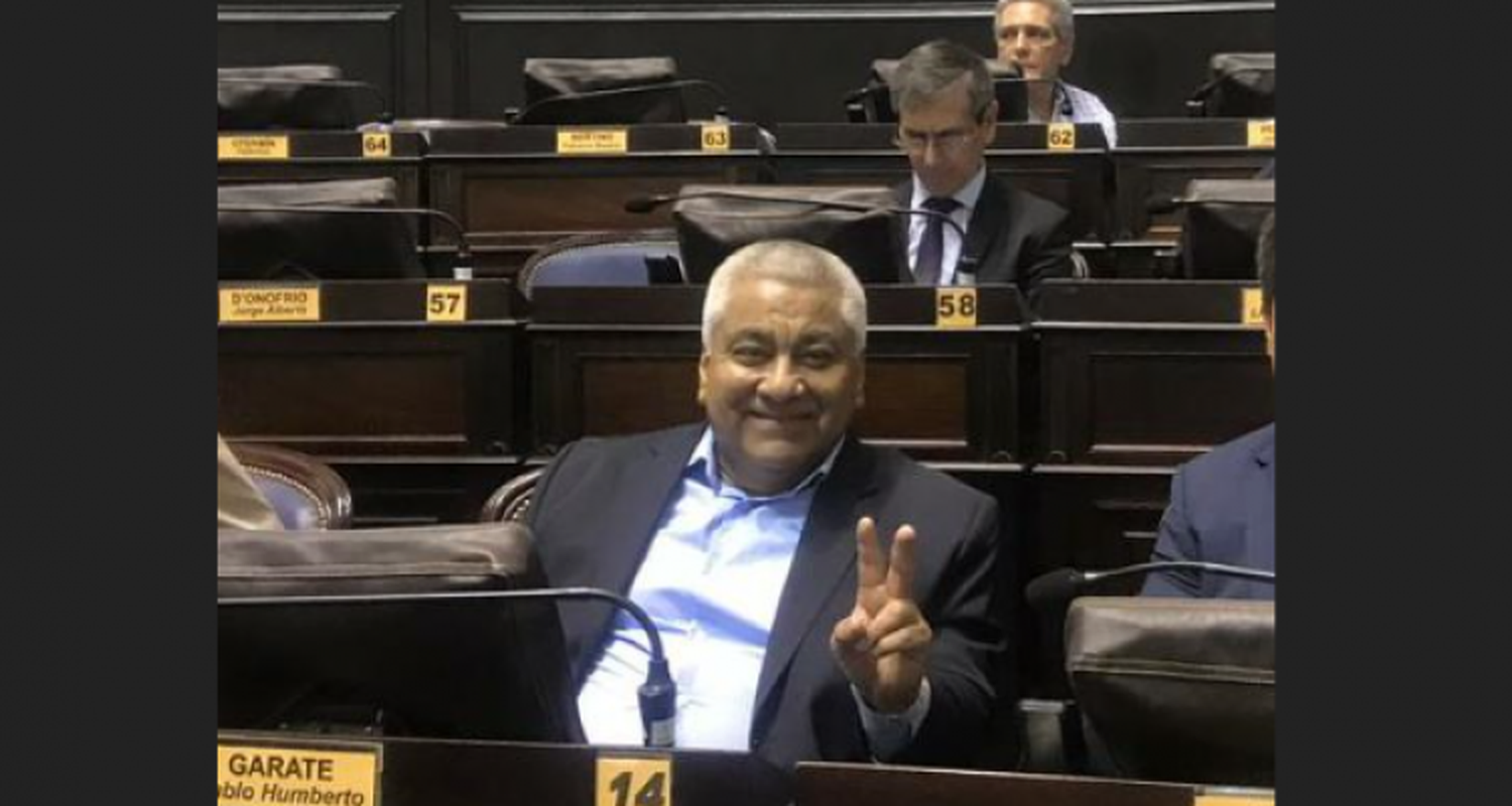 Salazar recibió en la Legislatura el diploma para su segundo mandato como intendente, que asume el lunes