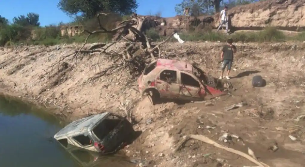 Córdoba: 29 autos robados emergieron tras la rotura de un azud