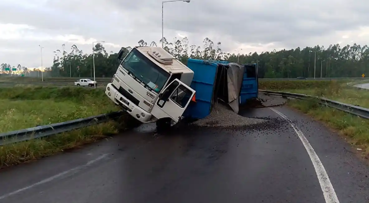 Un camión volcó en la Autovía Artigas y cortó la circulación: no hubo heridos