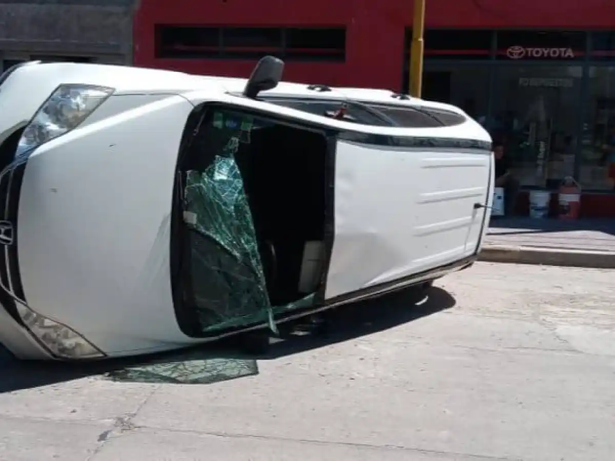 Una mujer resultó herida en un espectacular accidente con vuelco