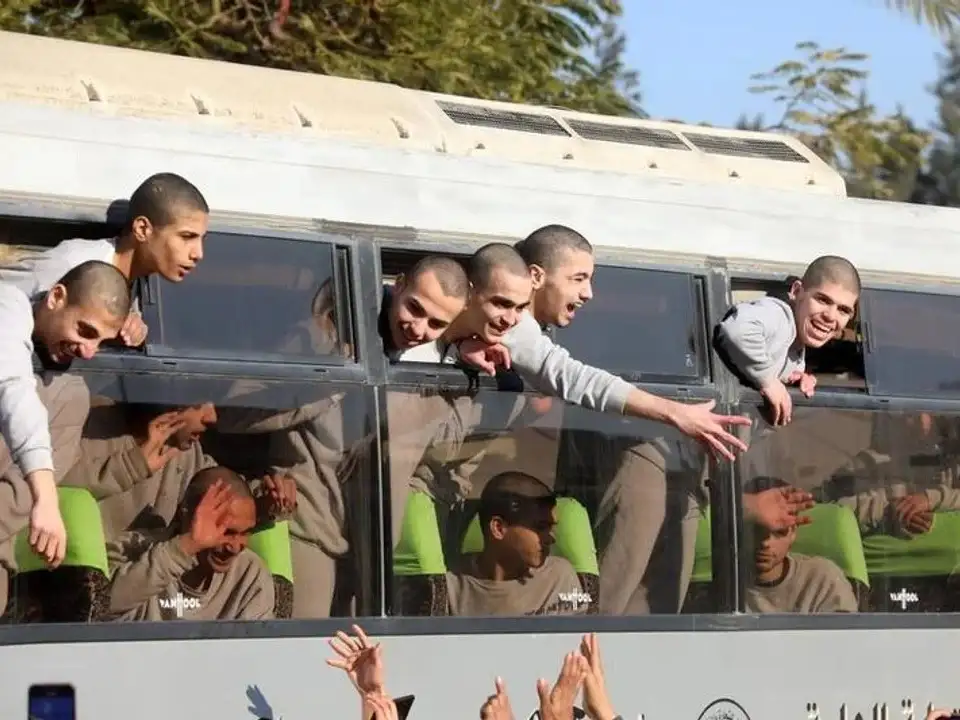 Prisioneros palestinos liberados fueron trasladados en un autobús en el sur de la Franja de Gaza.