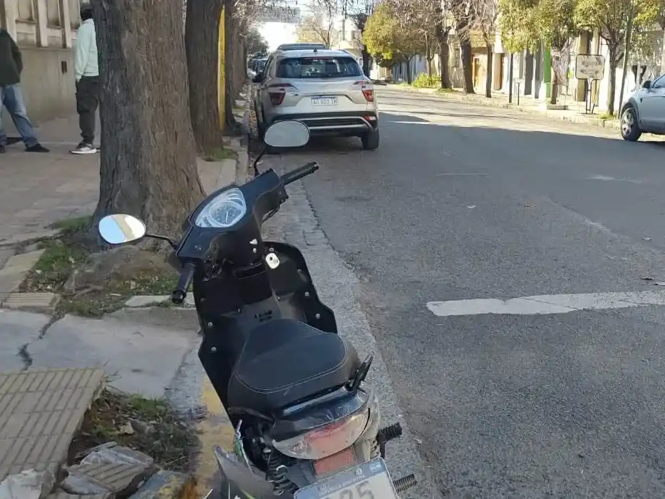 La moto y de fondo el vehículo Hyundai Creta