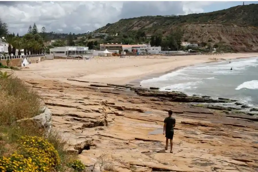 La playa cerca del resort donde Madeleine McCann, de tres años, desapareció en 2007, en Praia da Luz, Portugal
