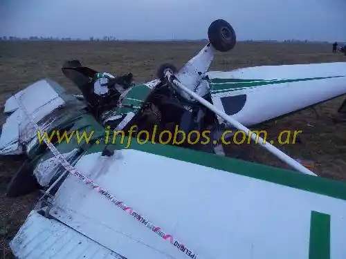 Dos heridos graves al caer una avioneta en Lobos