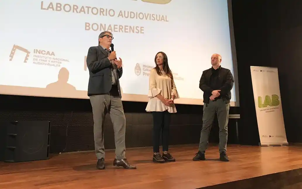 Vidal optó por seguir con su agenda en medio de la crisis y presentó un Laboratorio audiovisual