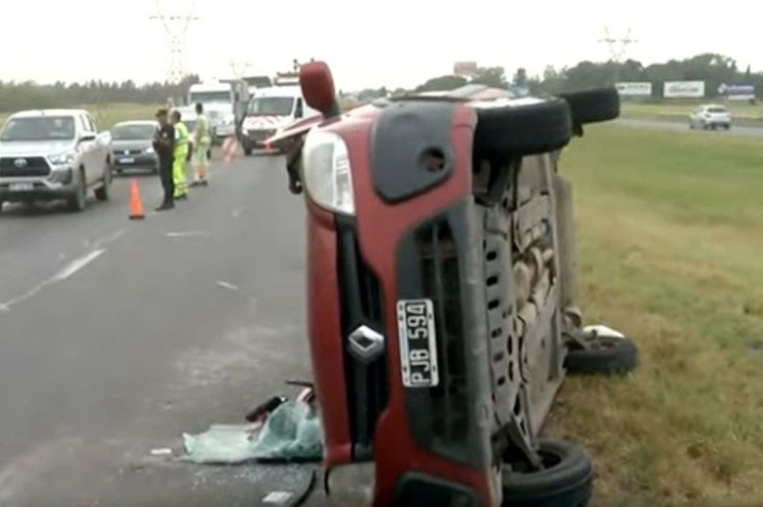 Impresionante choque y vuelco en la autopista Rosario-Buenos Aires