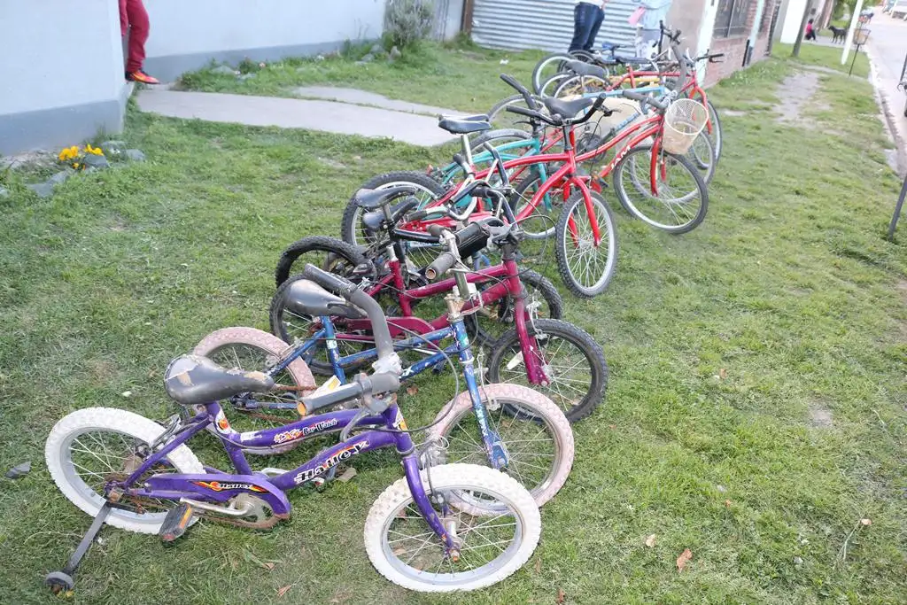 Un equipo de Unicef visitó el proyecto social que repara bicicletas