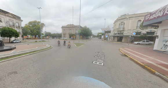 Infracción y persecución: cruzó un semáforo en rojo en pleno centro, ignoró a la policía e intentó huir