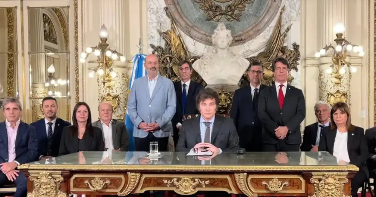 Llegó el DNU: las 30 medidas salientes de las “Bases para la Reconstrucción de la Economía Argentina” de Javier Milei