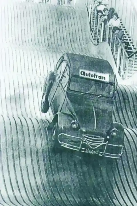 Lanzar un auto por un tobogán, solo una de las campañas de venta del tandilense Raúl Cángaro.