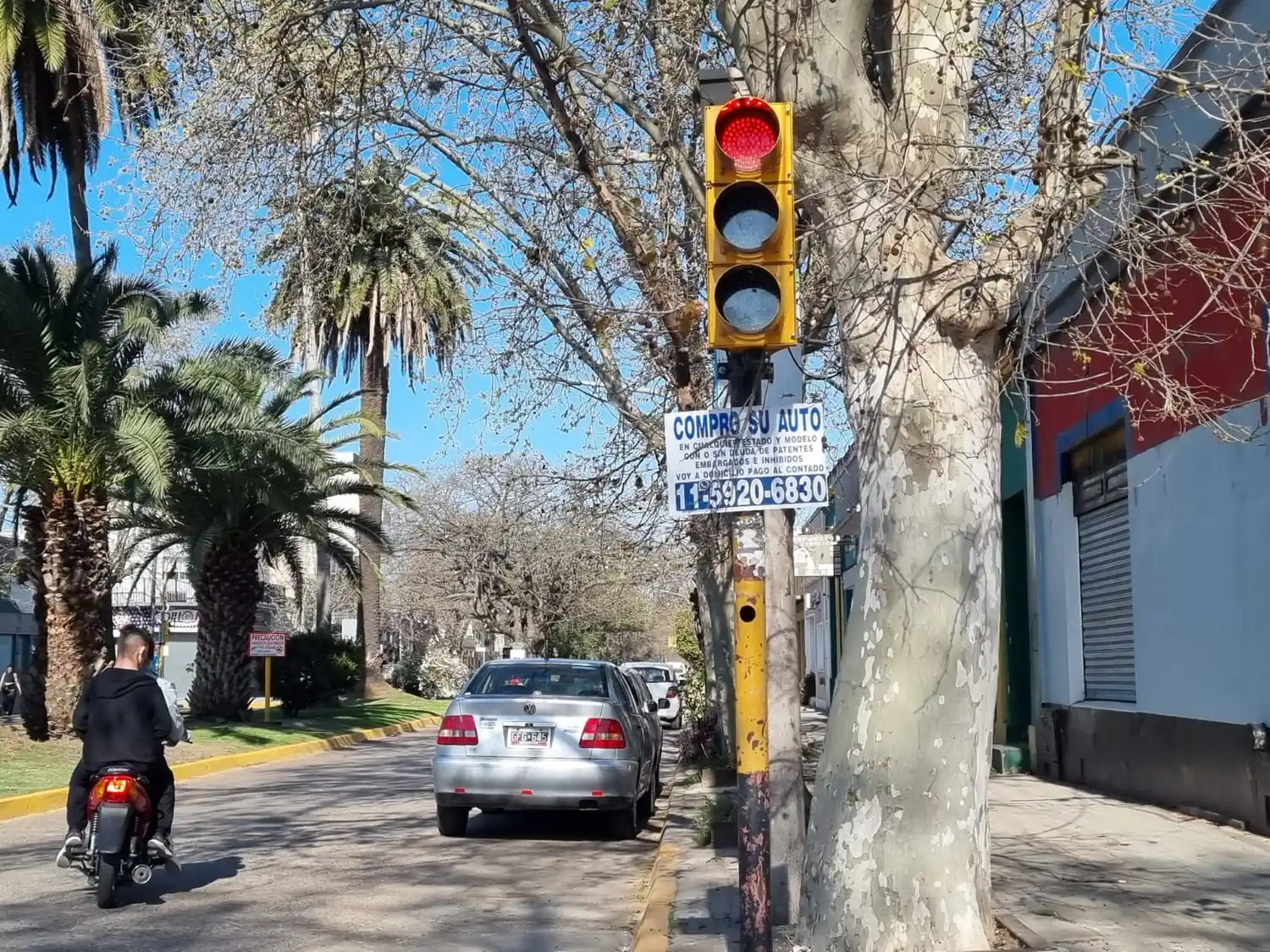 No se salvó ni el semáforo de Mitre y 3 de Febrero de los carteles de "compro auto".