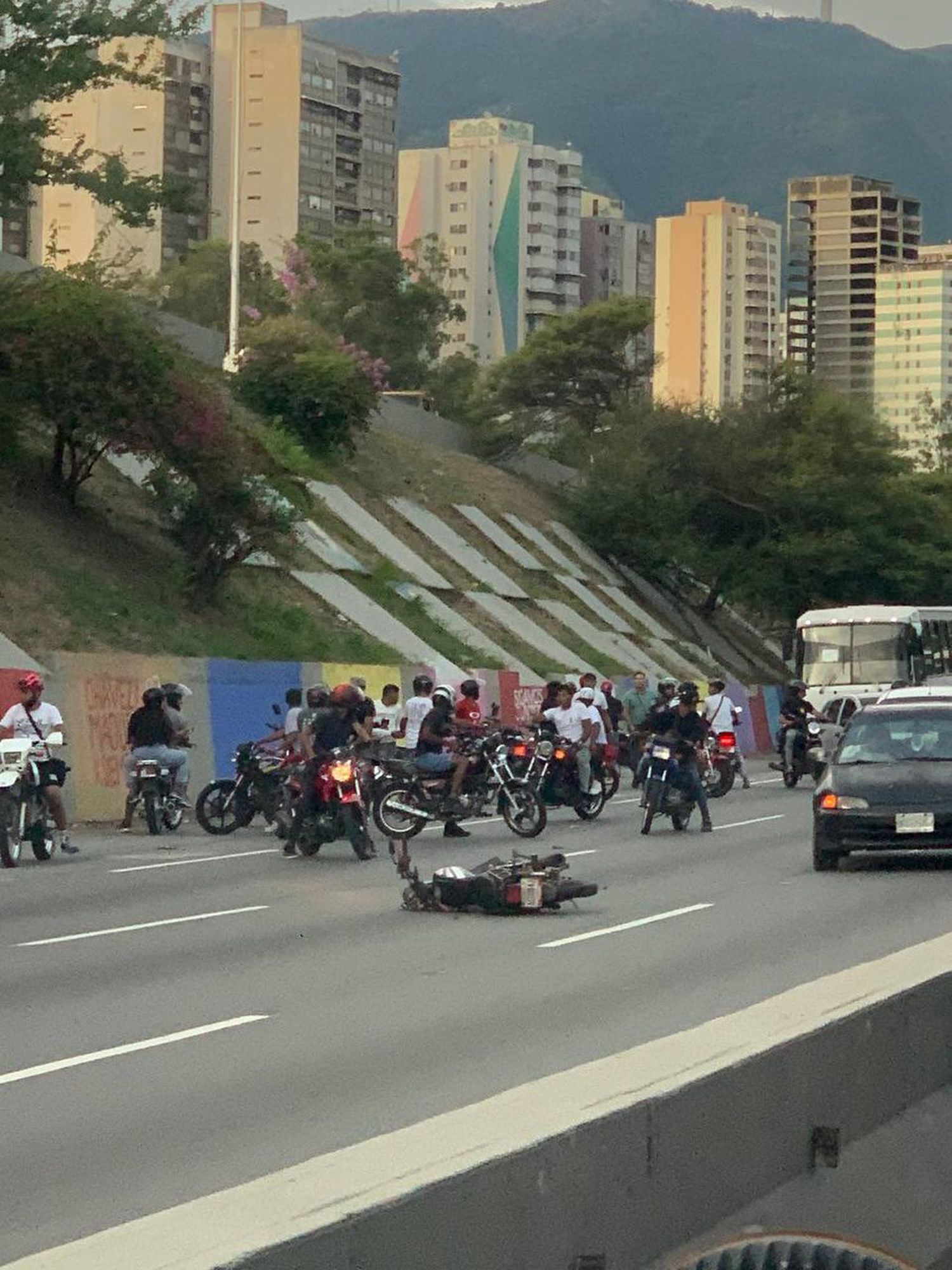 Aparatoso ACCIDENTE deja saldo de un muerto y seis lesionados  en autopista de Caracas