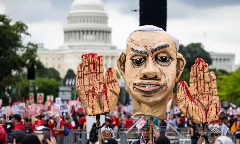 Una cabeza gigante de Netanyahu fue presentada durante la protesta frente al Capitolio.