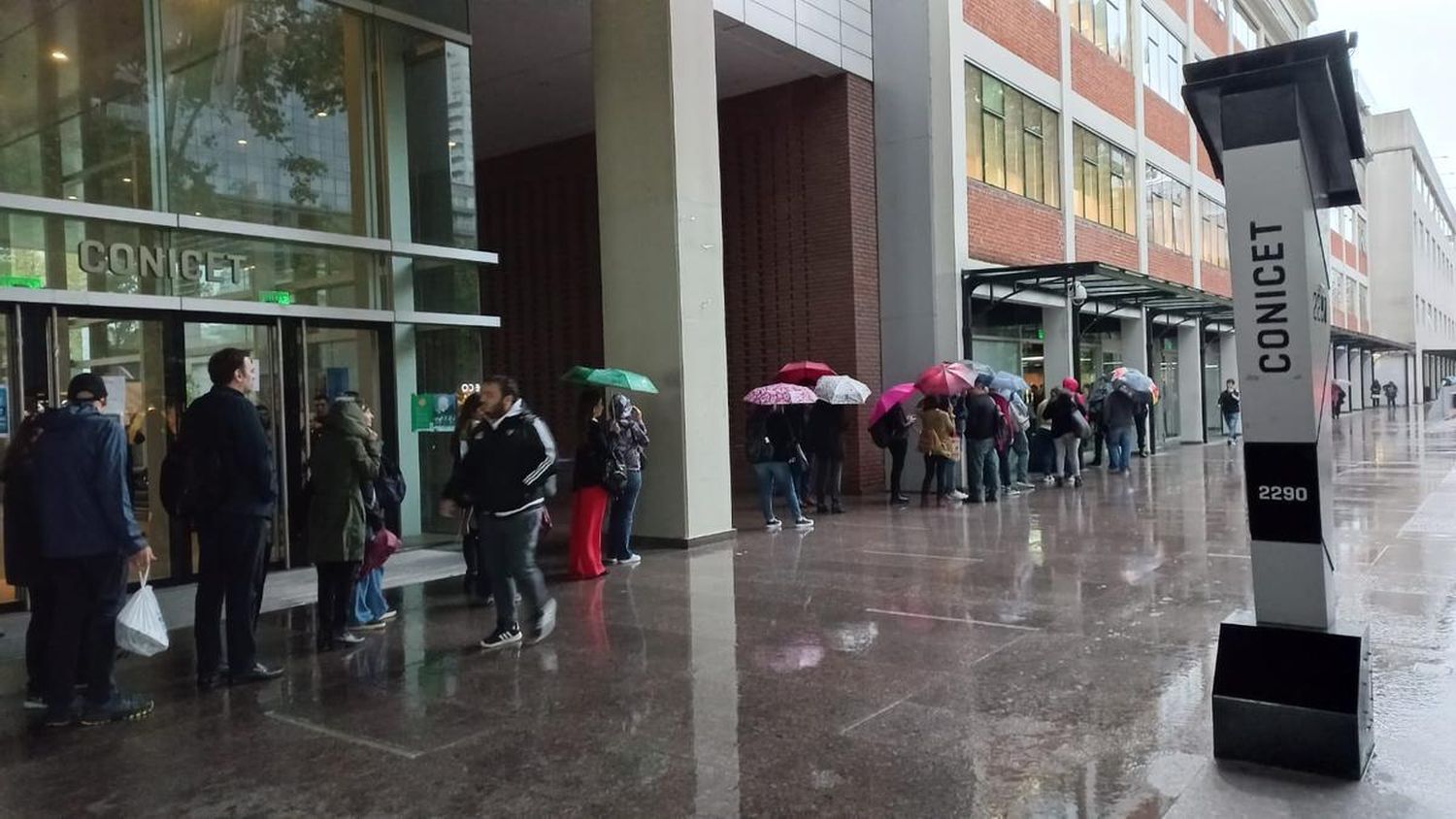 Trabajadores del Conicet fueron informados en la puerta del organismo si habían sido despedidos